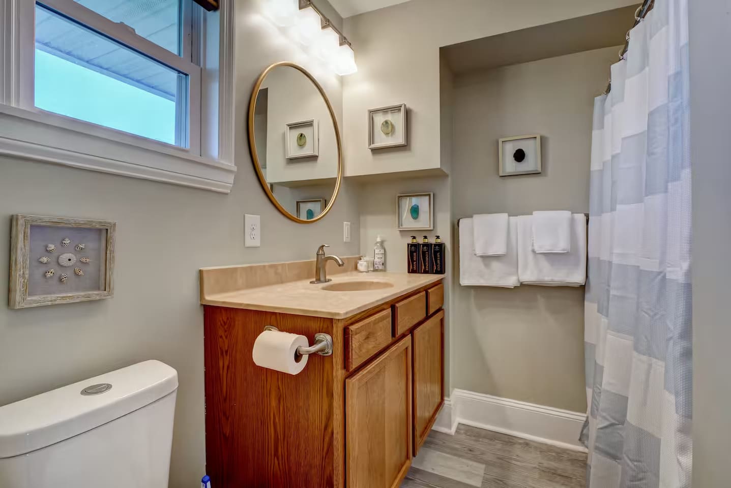 Bathroom 1 - Master Ensuite with tub/shower combo