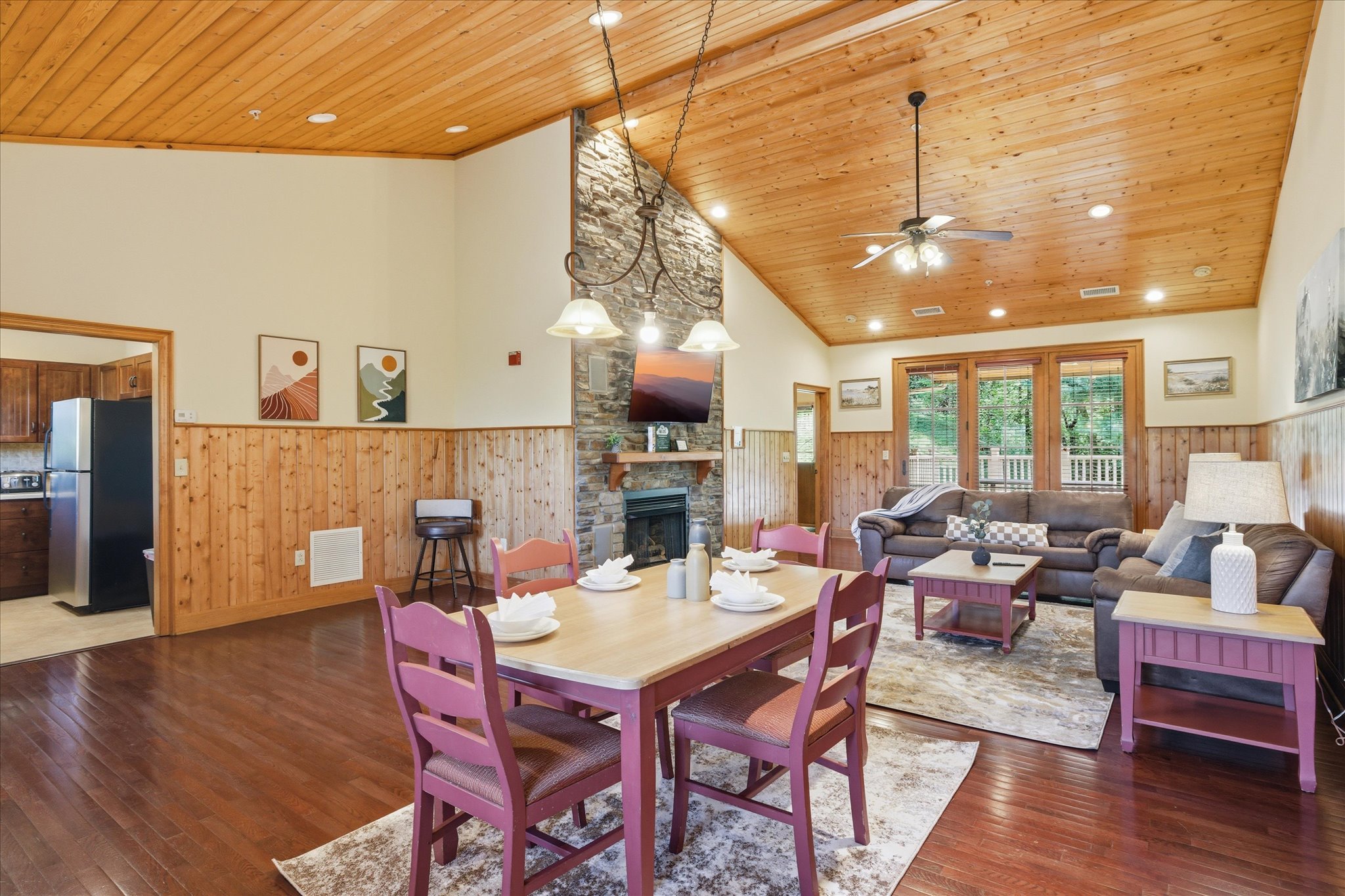 Settle in at Unit 321’s dining area, a great spot for morning coffee, relaxed dinners, or winding down with conversation after a full day in the Smokies.