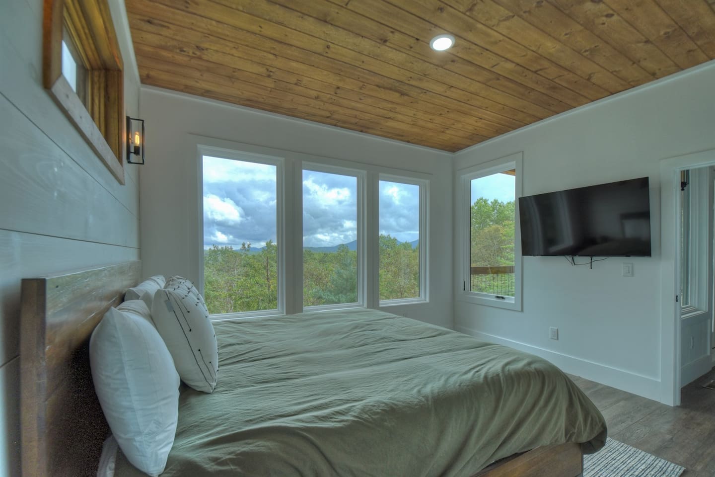 King bed overlooking mountains and TV