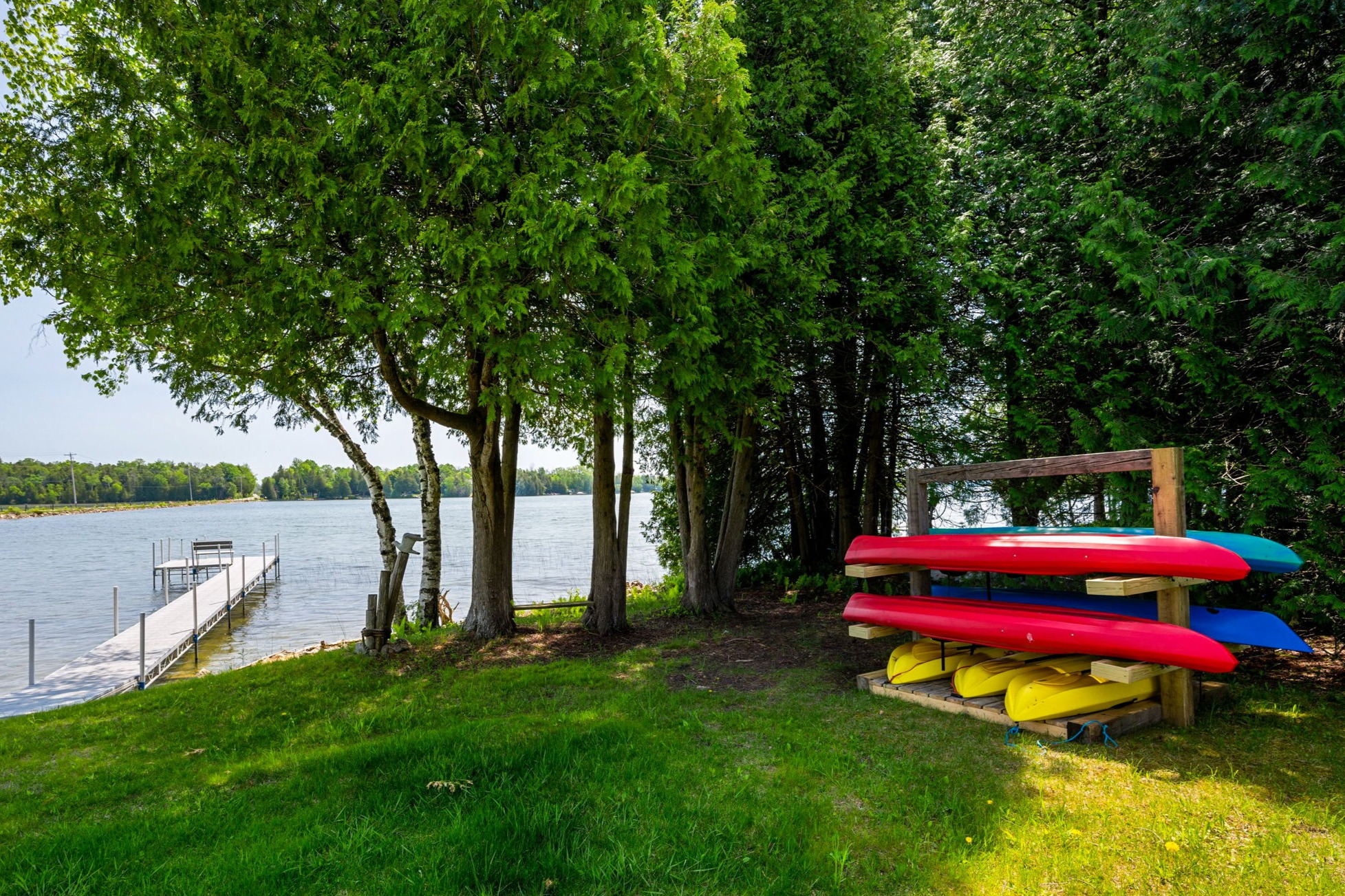 Chicory Lake House is a private Kangaroo Lake retreat with kayaks, paddleboards, a gameroom, and a firepit.
