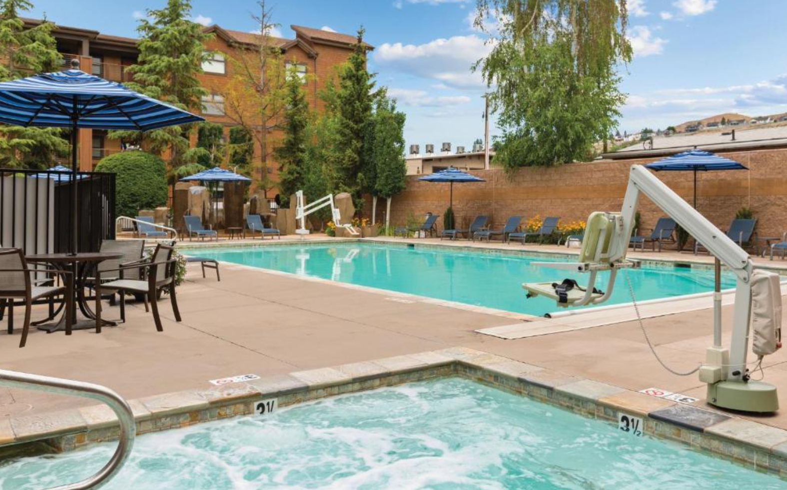 Outdoor swimming pool & hot tub, both ADA accessible