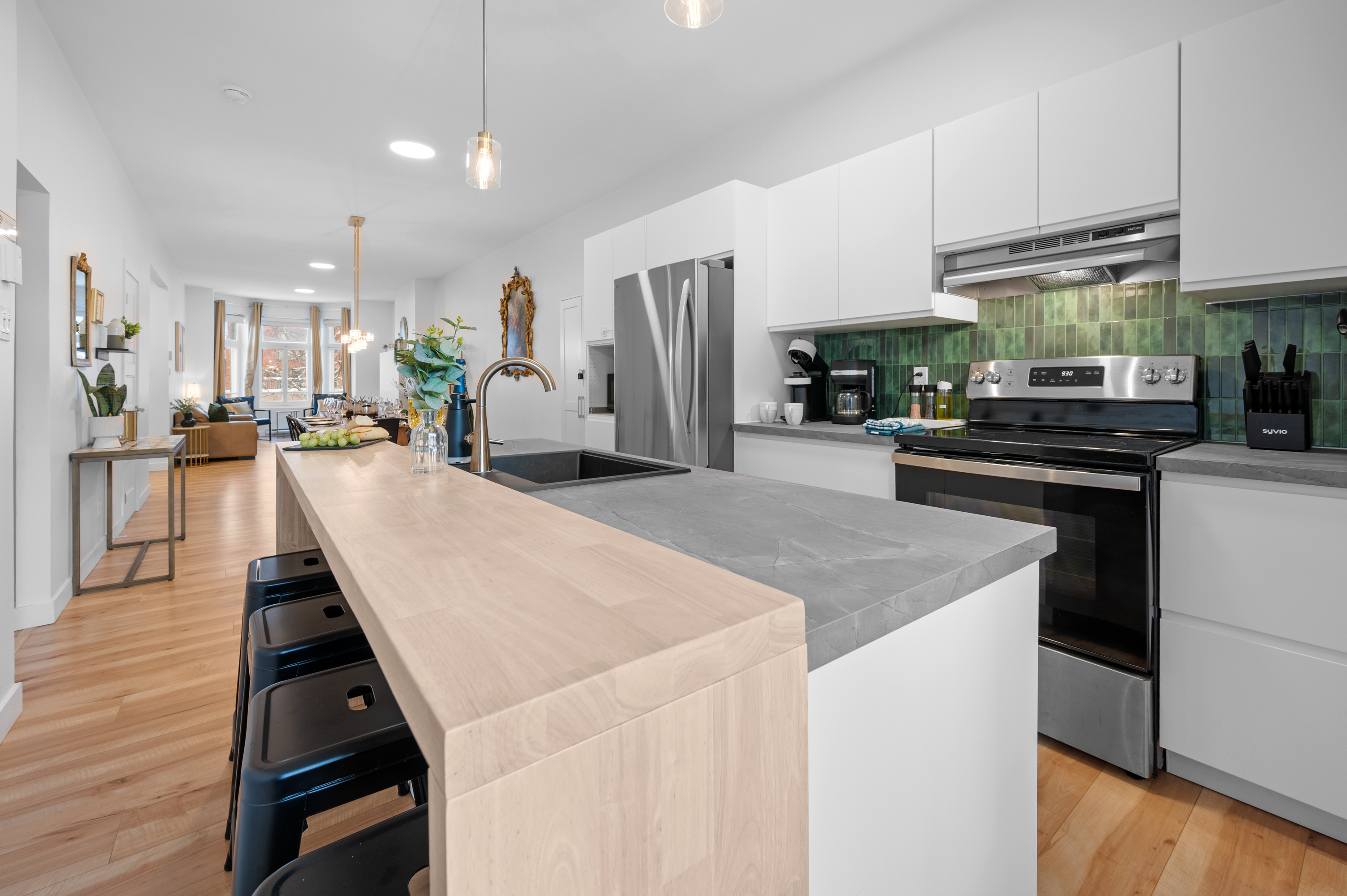 Cuisine entièrement équipée (four, frigidaire, lave-vaisselle, micro-onde, cafetière) et tout le nécessaire pour cuisiner.