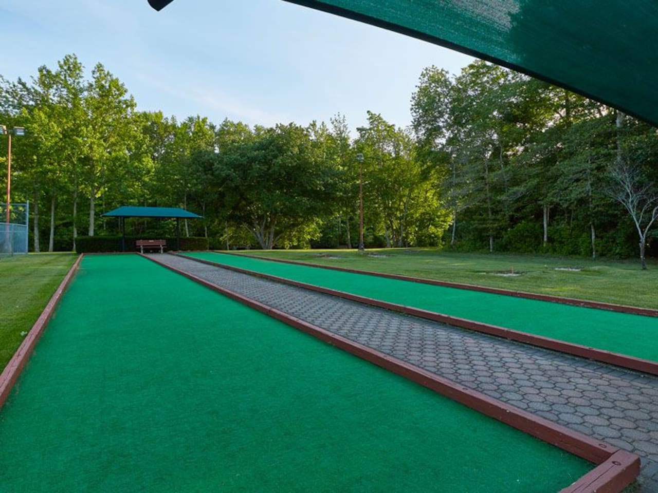Horseshoes, shuffleboard and bocce as shared resort amenities