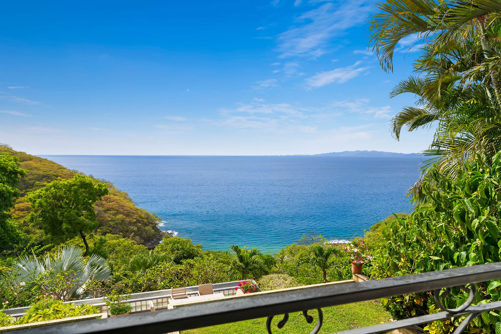 Welcome to the Pura Vida Life!