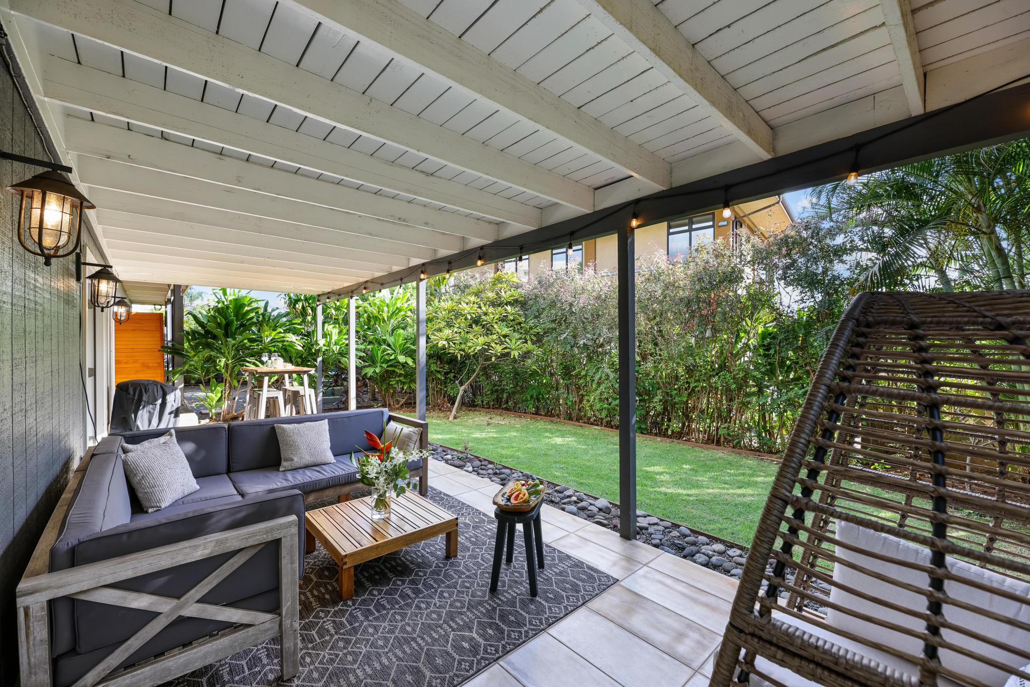 Sitting area with outdoor dining in background