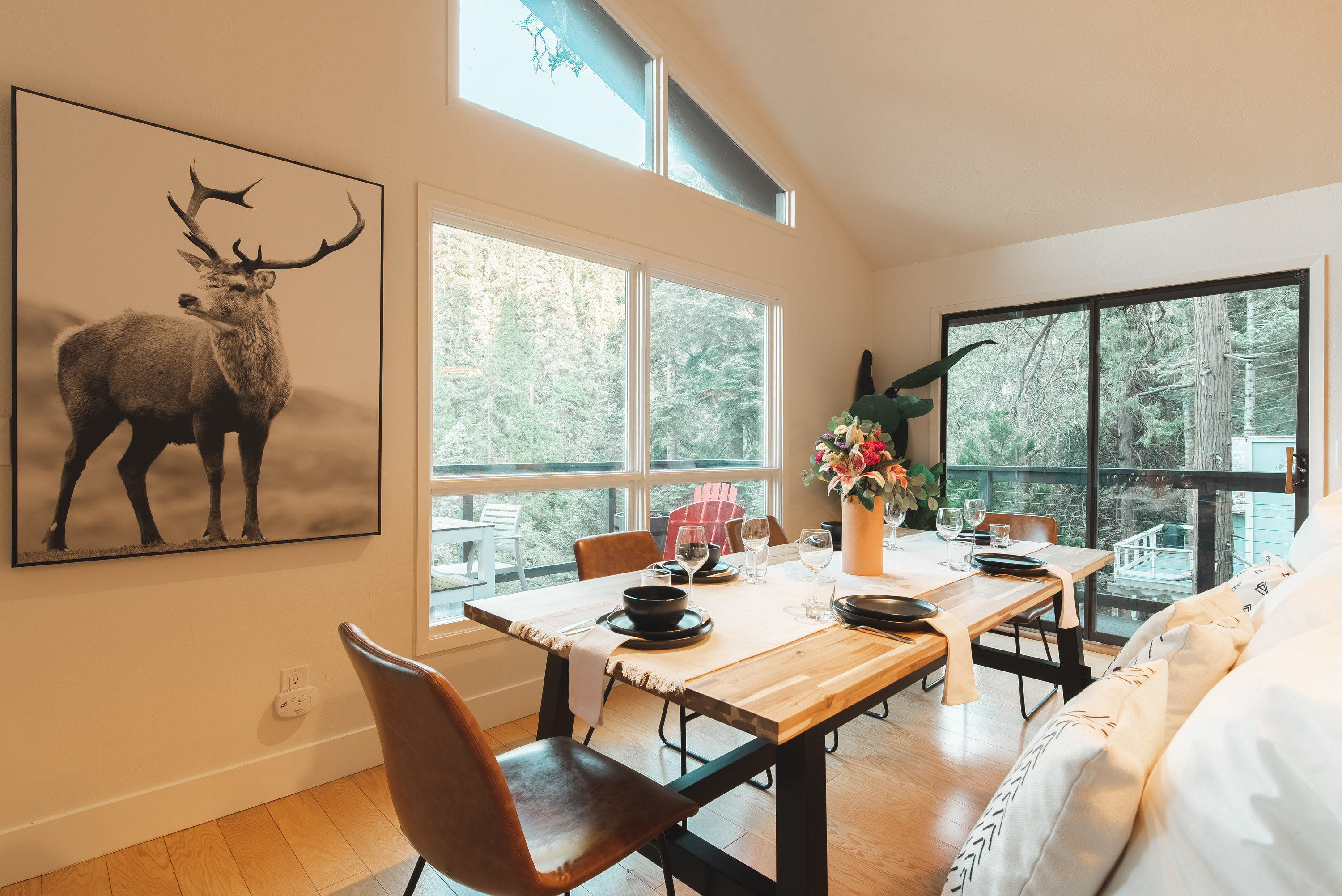 Beautiful views and natural light at the centrally located dining table. You'll be able to spend all the time you want creating memories with your group!