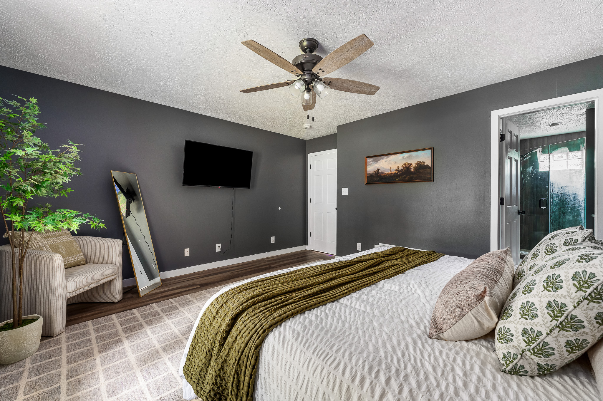 King suite + private bath = total comfort Unwind in style with direct bathroom access, a smart TV, full-length mirror, and a space that makes relaxing look really good. 🛏️🚿📺