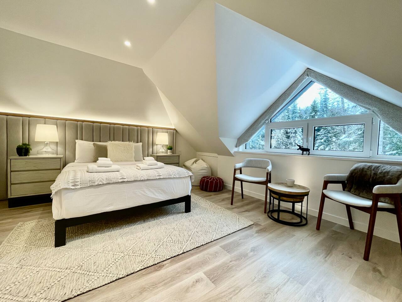 Spacious top floor Master Bedroom #1 w/ Queen bed that overlooks Whistler Mtn & Fitzsimmons Creek.
An additional Twin XL bed is tucked into a sleeping nook