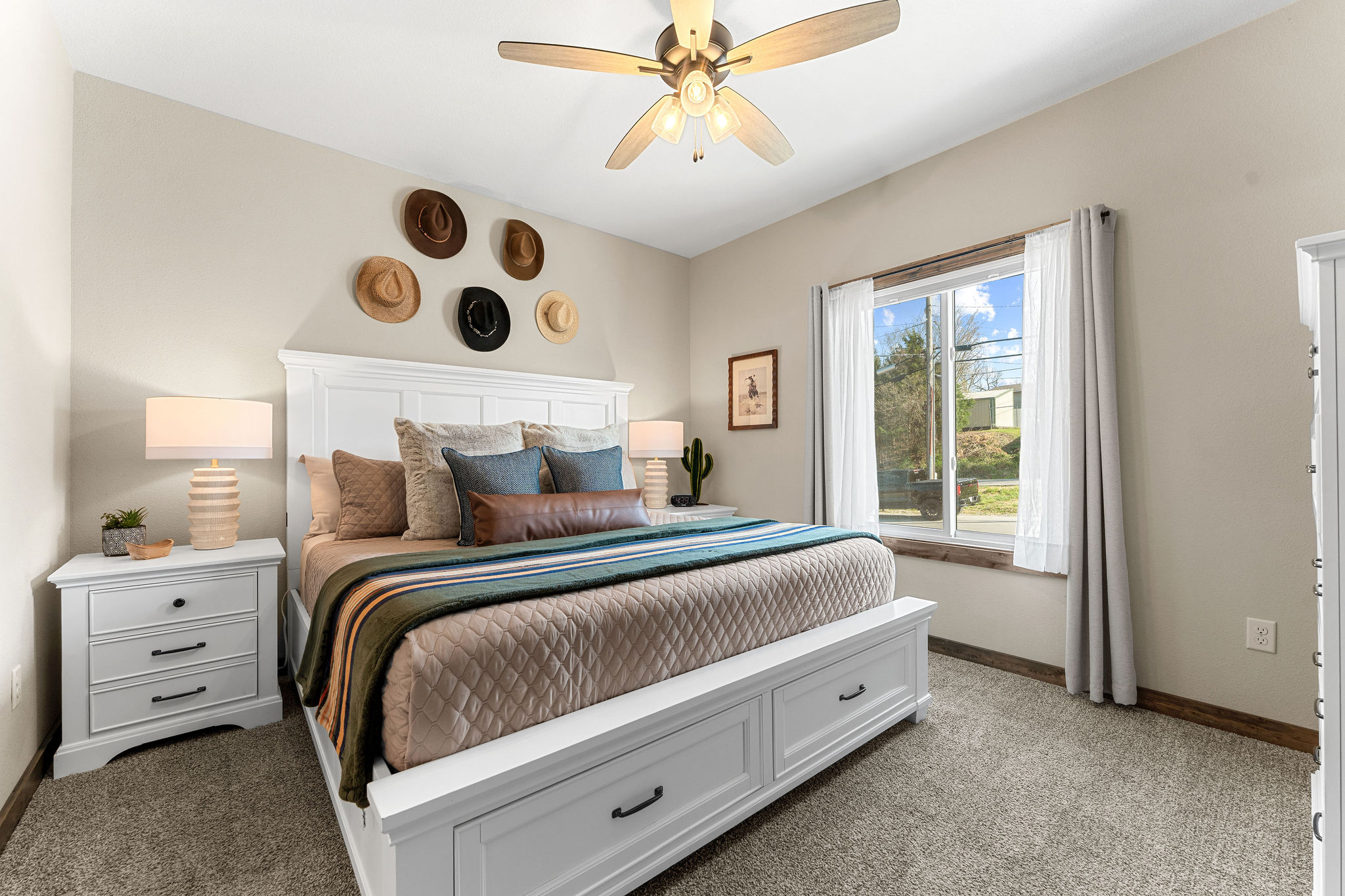 🤎 Western-style king suite—perfect for unwinding after a day in Branson