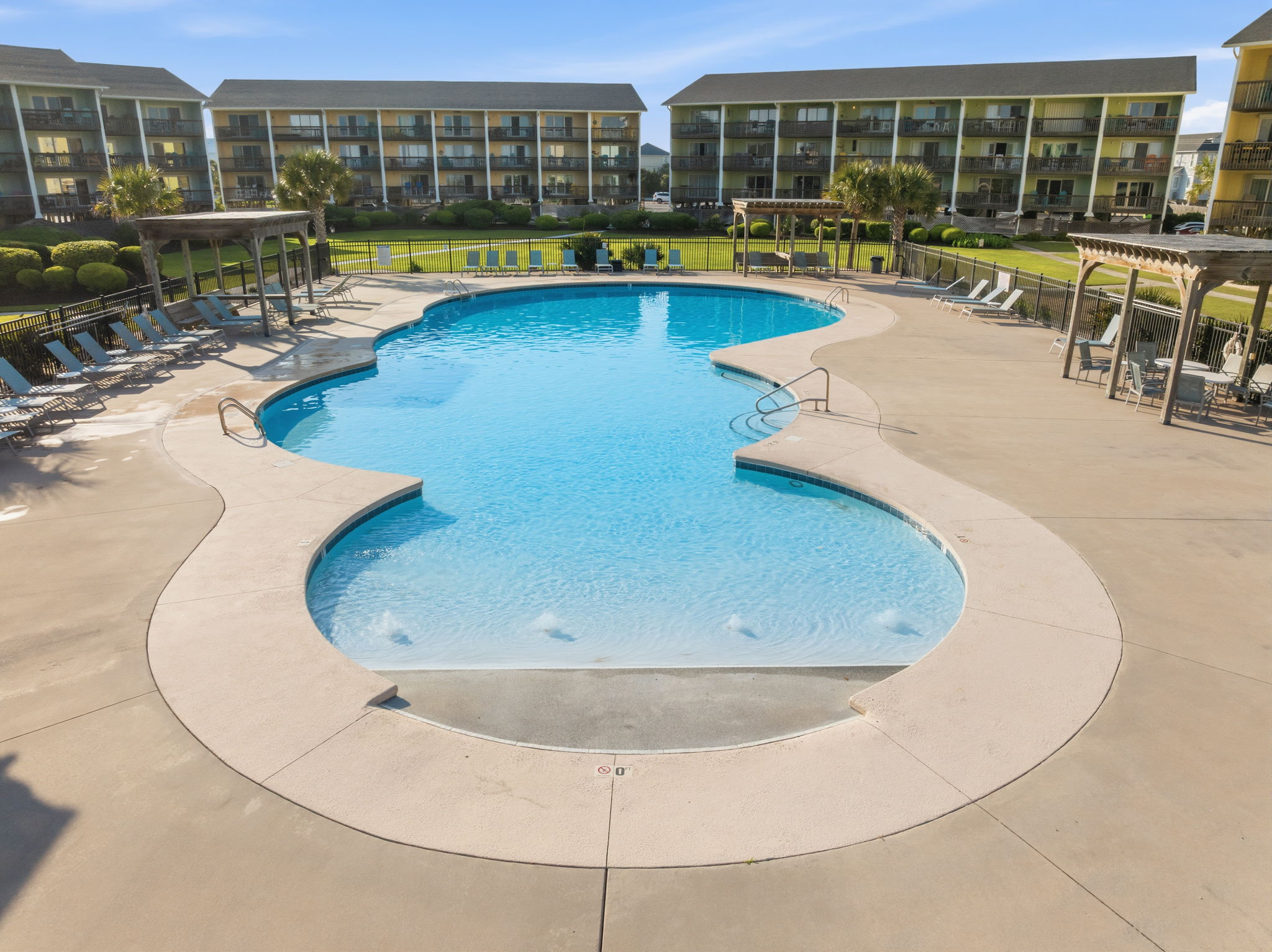 From little swimmers to laid-back loungers, the zero-entry pool is the perfect spot to cool off and enjoy a carefree day in the sun. 