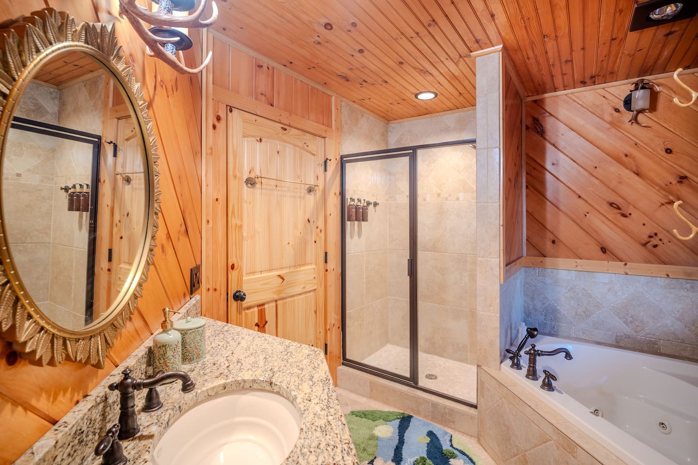 Butterfly room (the largest of the rooms) - bathroom with garden tub