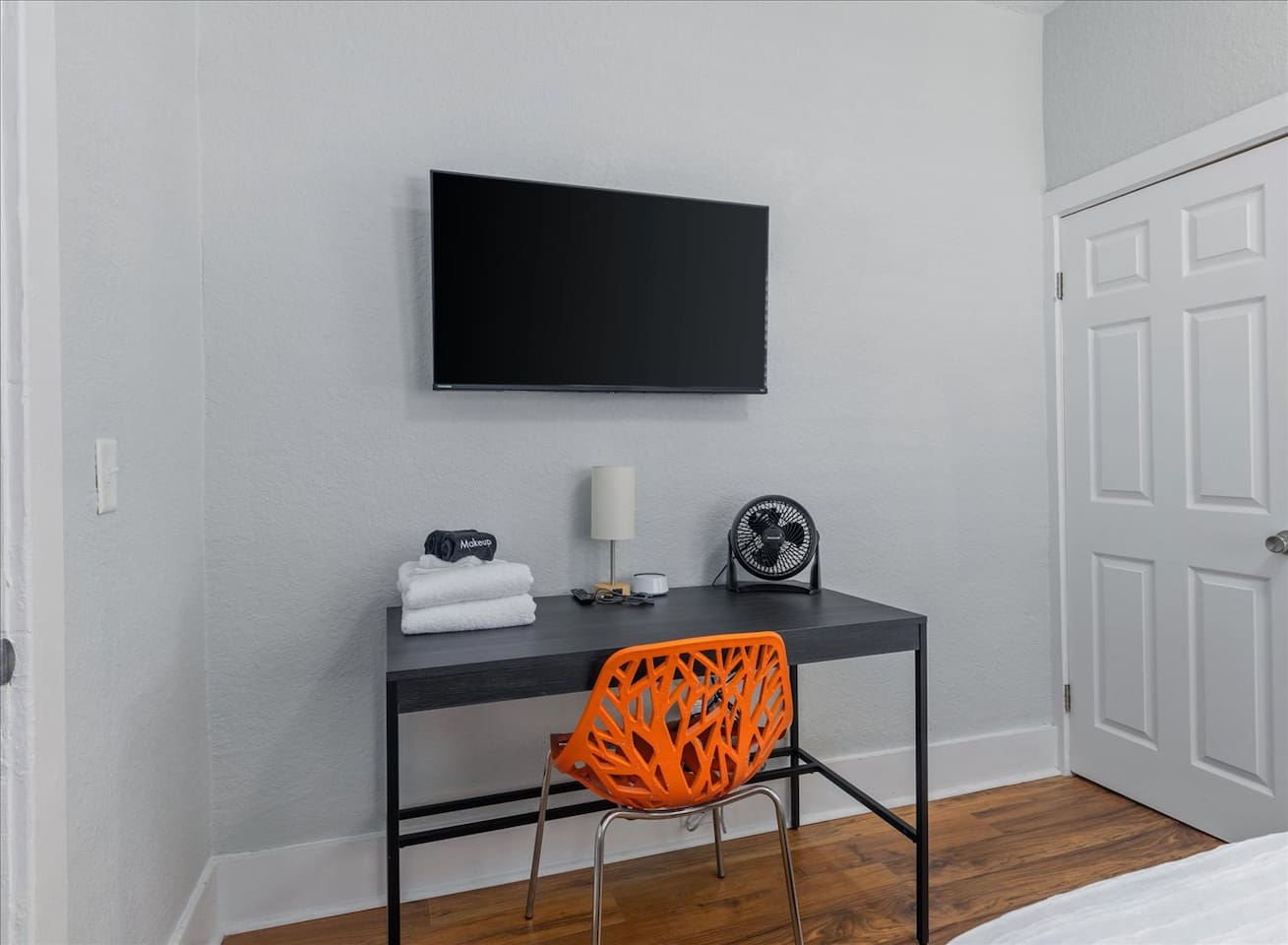 Workspace in 1st / twin bedroom