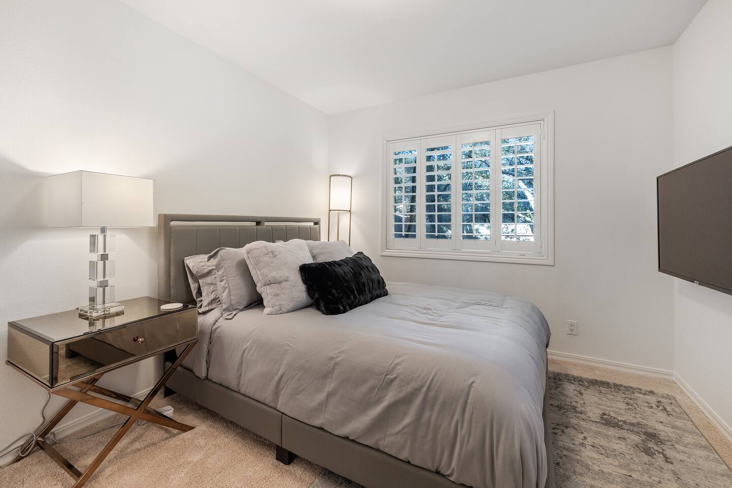 Guest Bedroom: Queen bed, office desk + chair, 50" 4K TV.