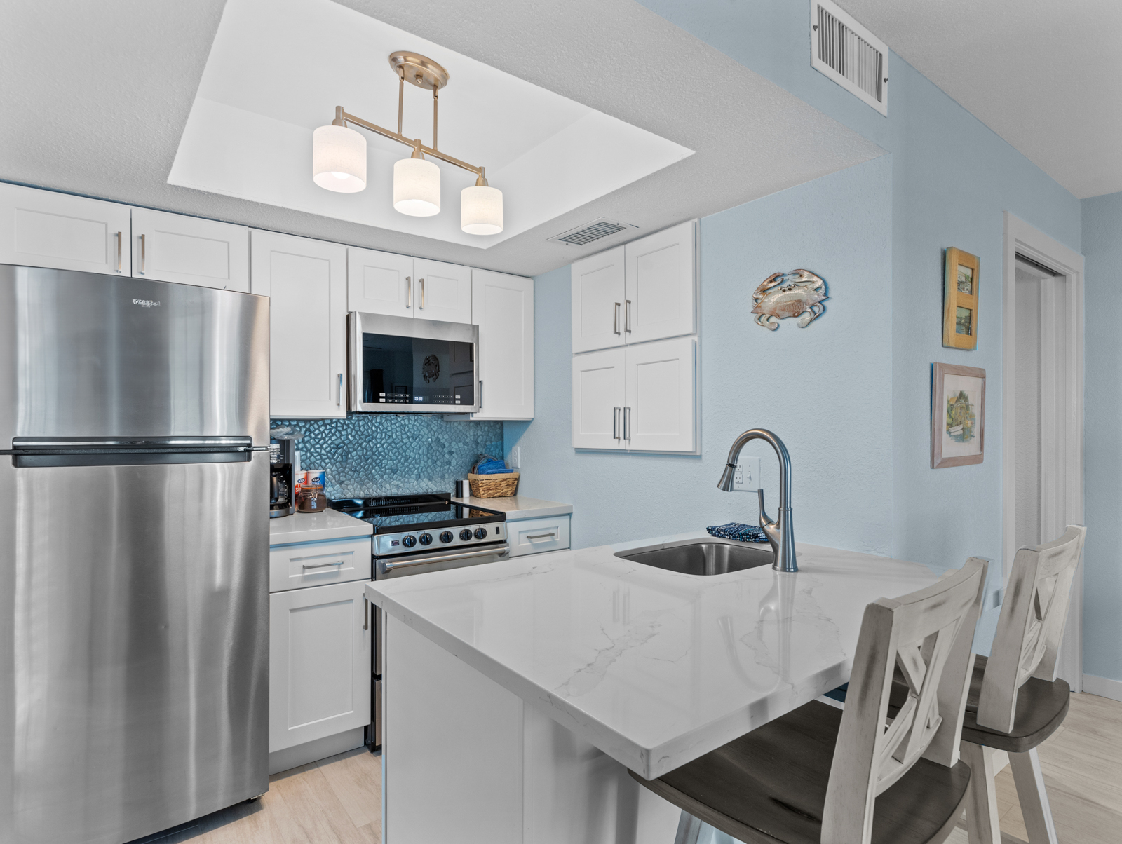 Fully Equipped Kitchen with Breakfast Bar