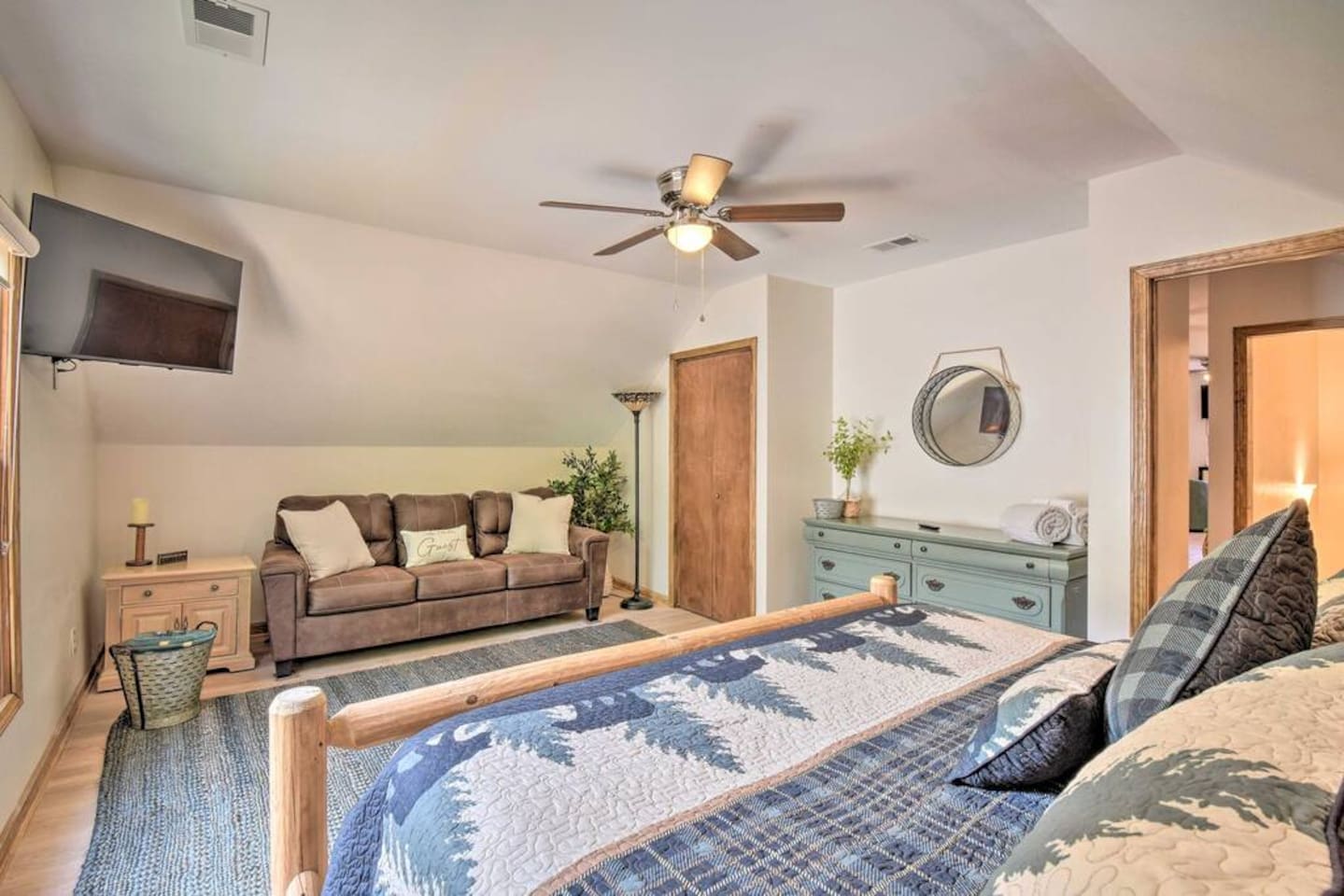King Bed| Pull out Sleeper Sofa| Smart TV