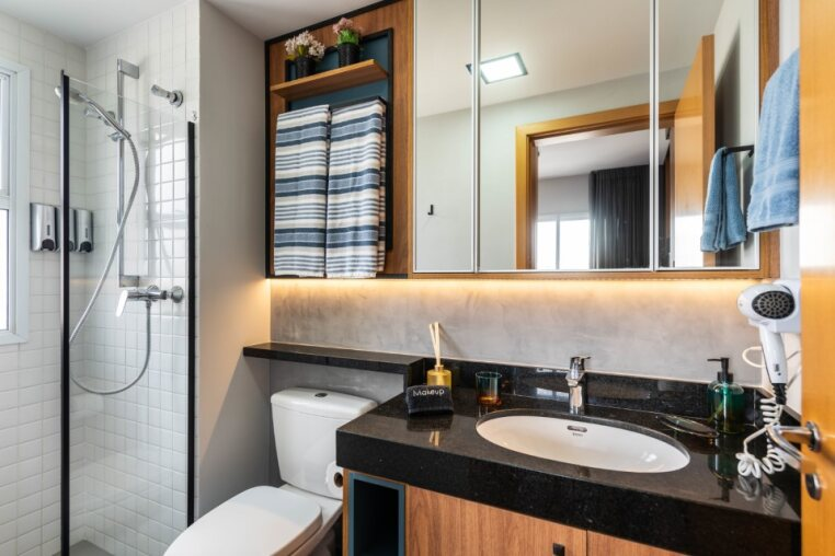 Banheiro com padrão hotelaria e amenities completos Banheiro moderno com pia espaçosa, armários com espelho, secador de cabelo, toalhas de hotelaria e amenities de banho. Ideal para quem valoriza conforto, organização e praticidade durante a estadia.
