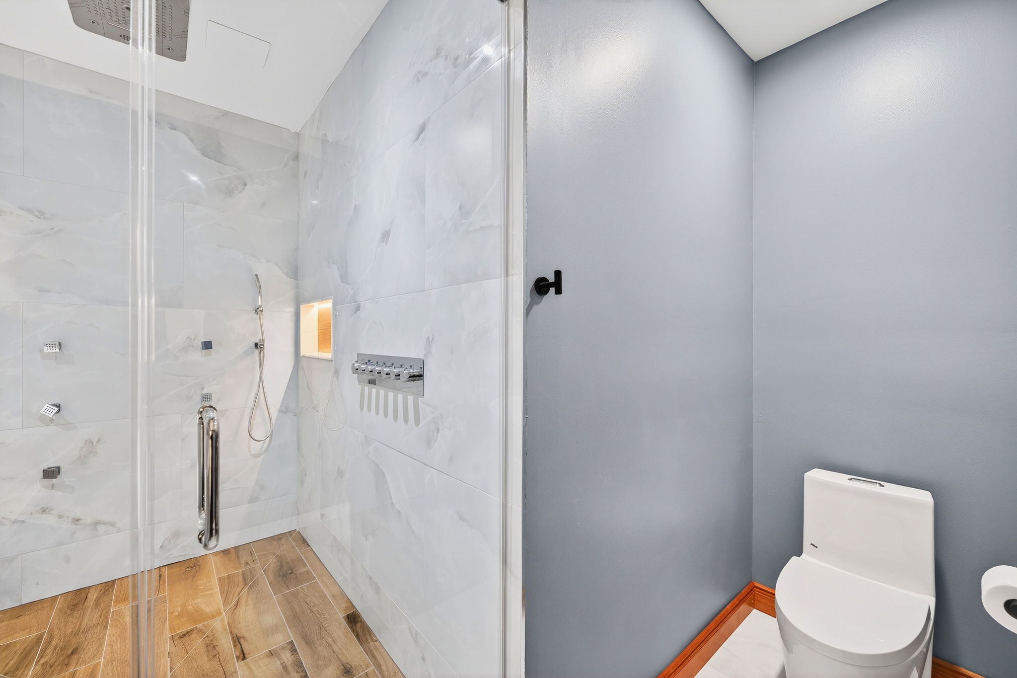 Ensuite Bath 3 | Rosewood Retreat | 2605 Palm Blvd, Isle of Palms, SC | IOP Escapes