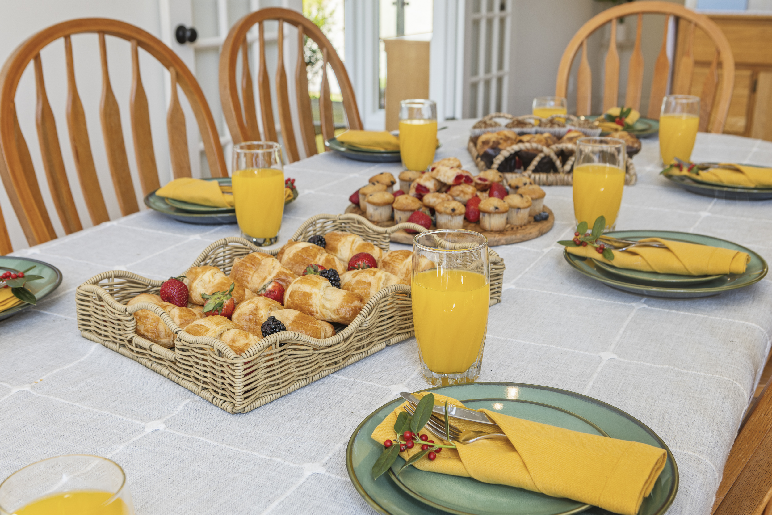 Dining Area: Savor delicious breakfasts with friends in a bright, inviting space!