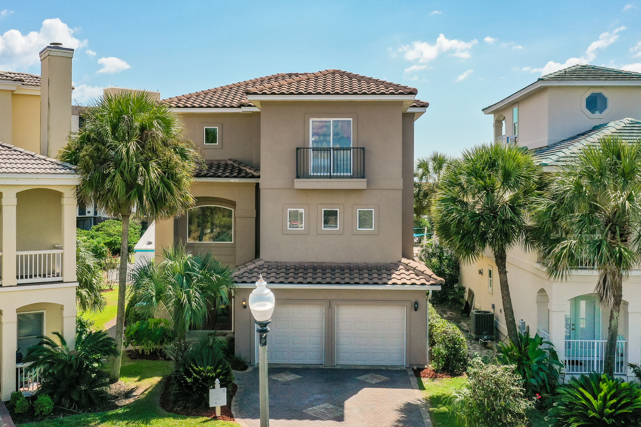 Welcome to Oceanic View, your perfect beach home for large families and groups.