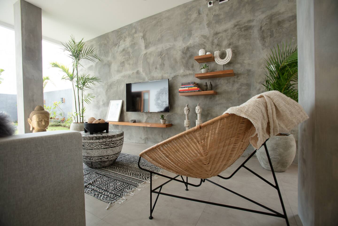 A living room bathed in light, opening onto a peaceful garden where tranquility reigns… but where action can also find its way with a good movie.