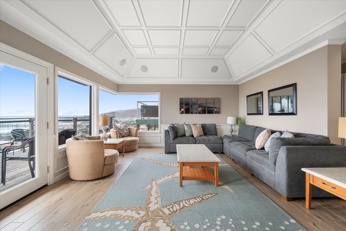 Living Room - Plenty of seating