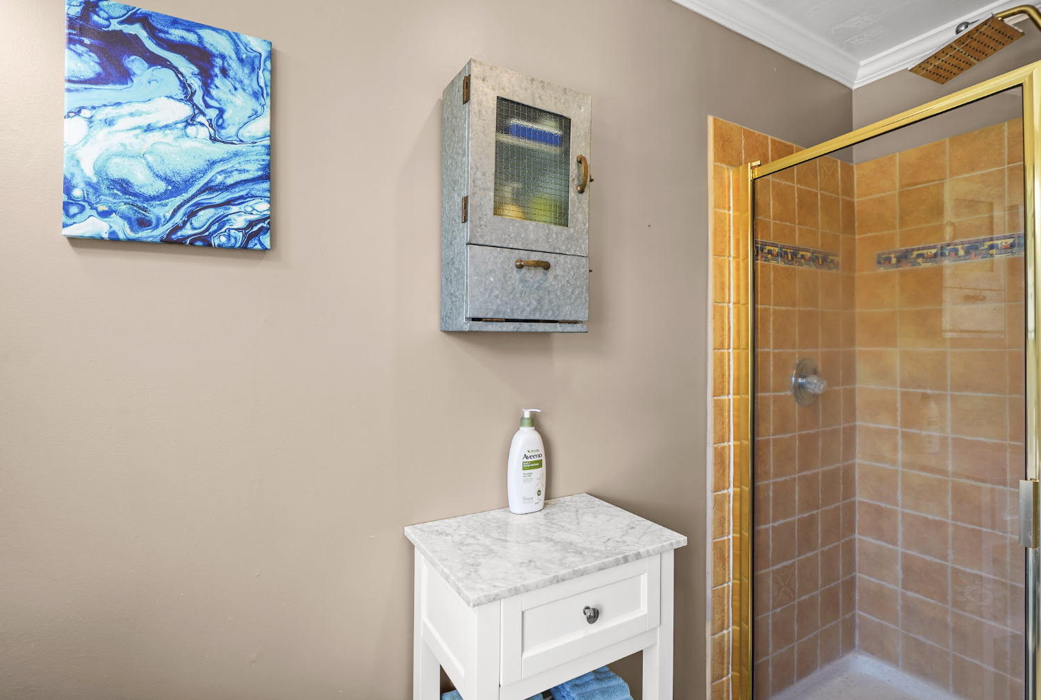 Walk in shower with thoughtful amenities