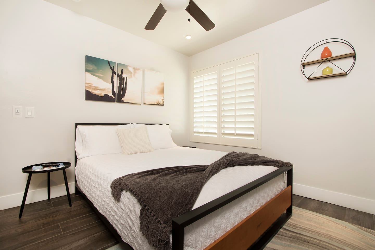 2nd bedroom with queen bed