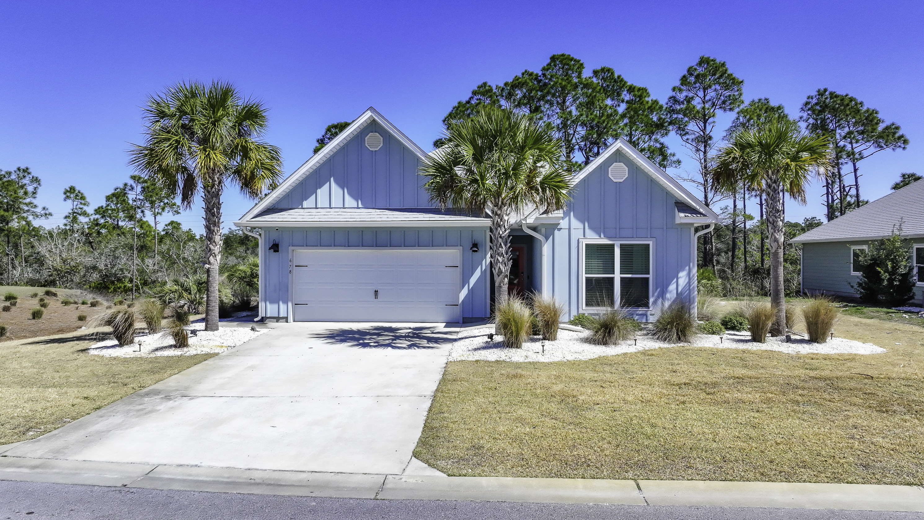 5 min walk to beach, pool, dining, cafe, candy shop and entertainment
