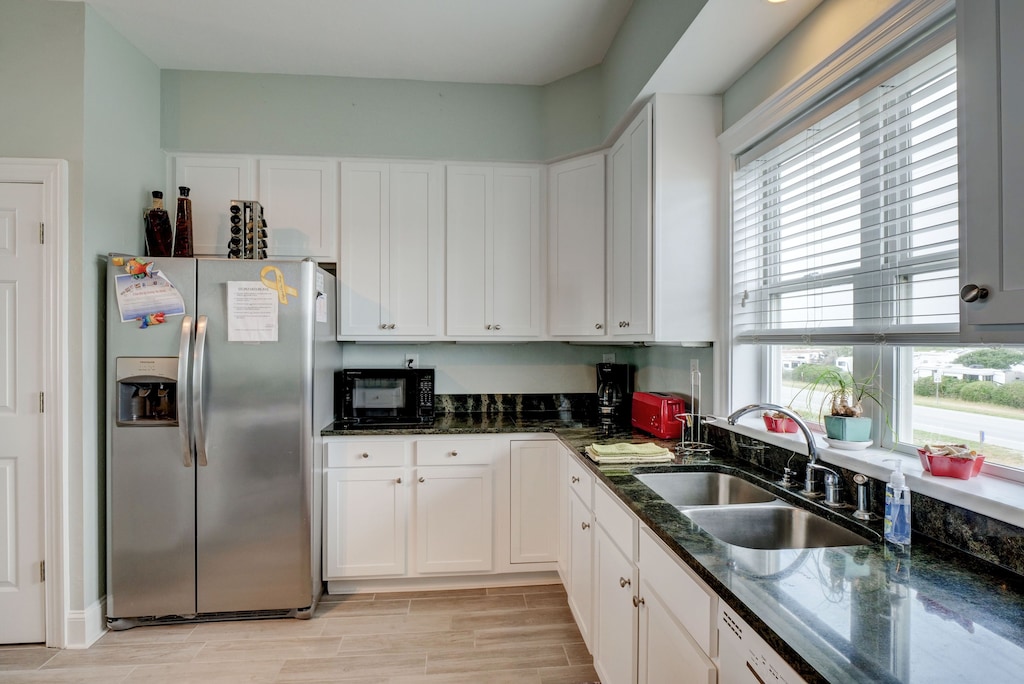 Stars - well equipped kitchen with Keurig and drip coffee makers