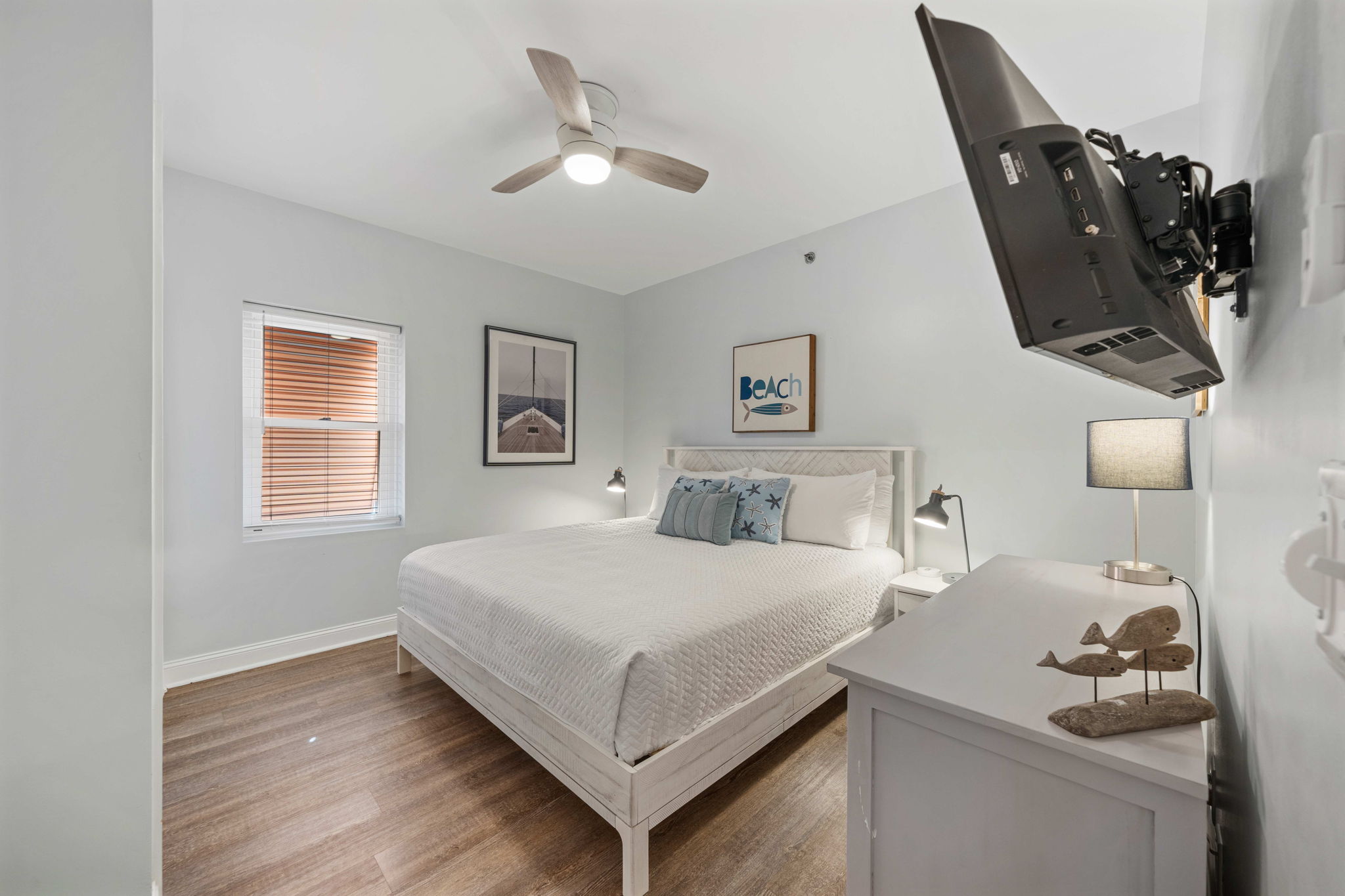 Bedroom 2: King Bed, shares jack n jill bathroom | Beach Breeze | Oceanview 202 | 1116 Ocean Blvd, Isle of Palms, SC | IOP Escapes