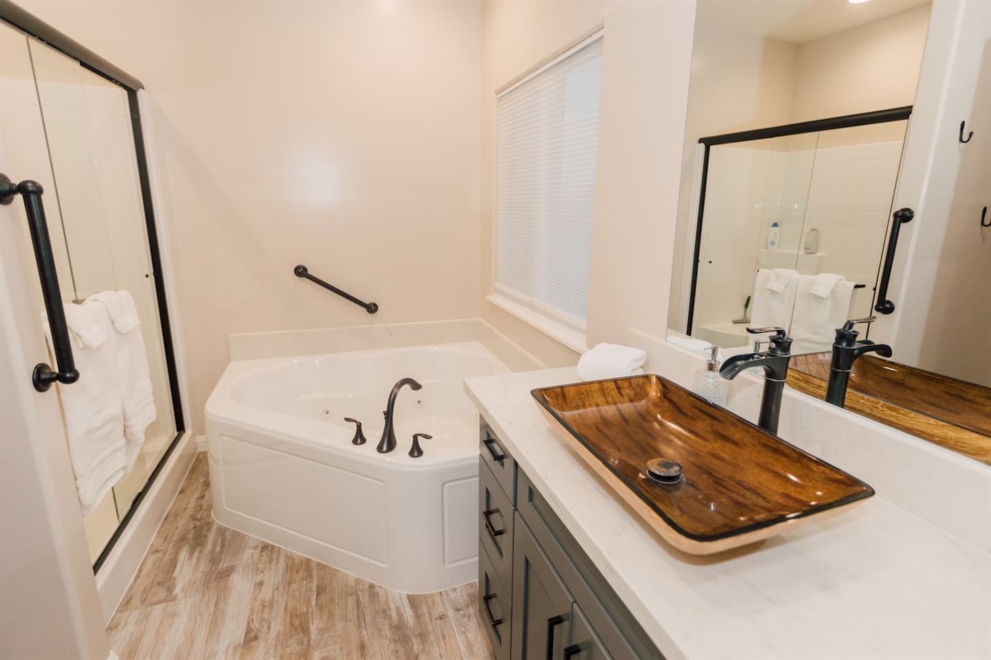 Primary Ensuite Bathroom with jetted tub