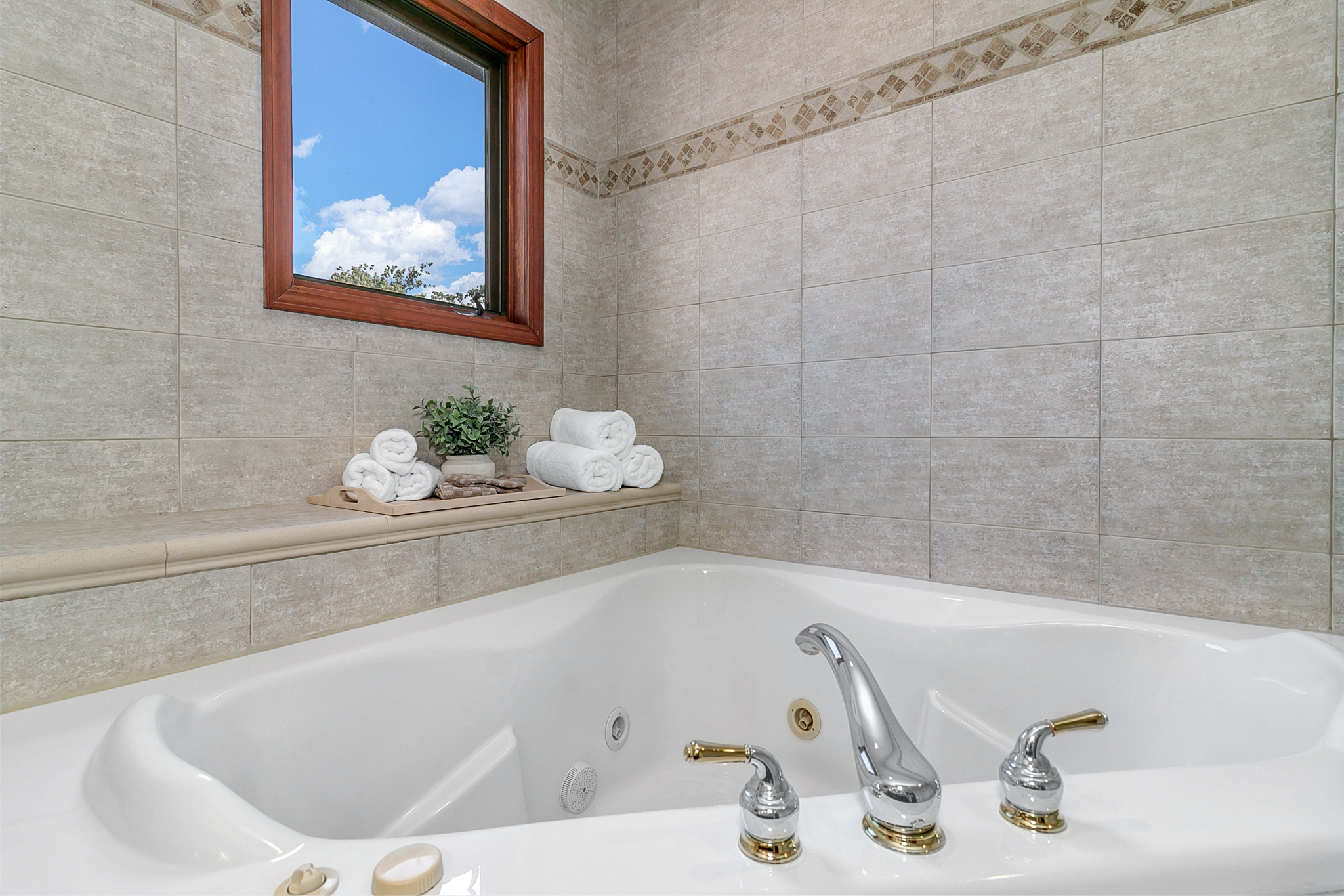 Upstairs Primary Bathroom Suite with jetted tub