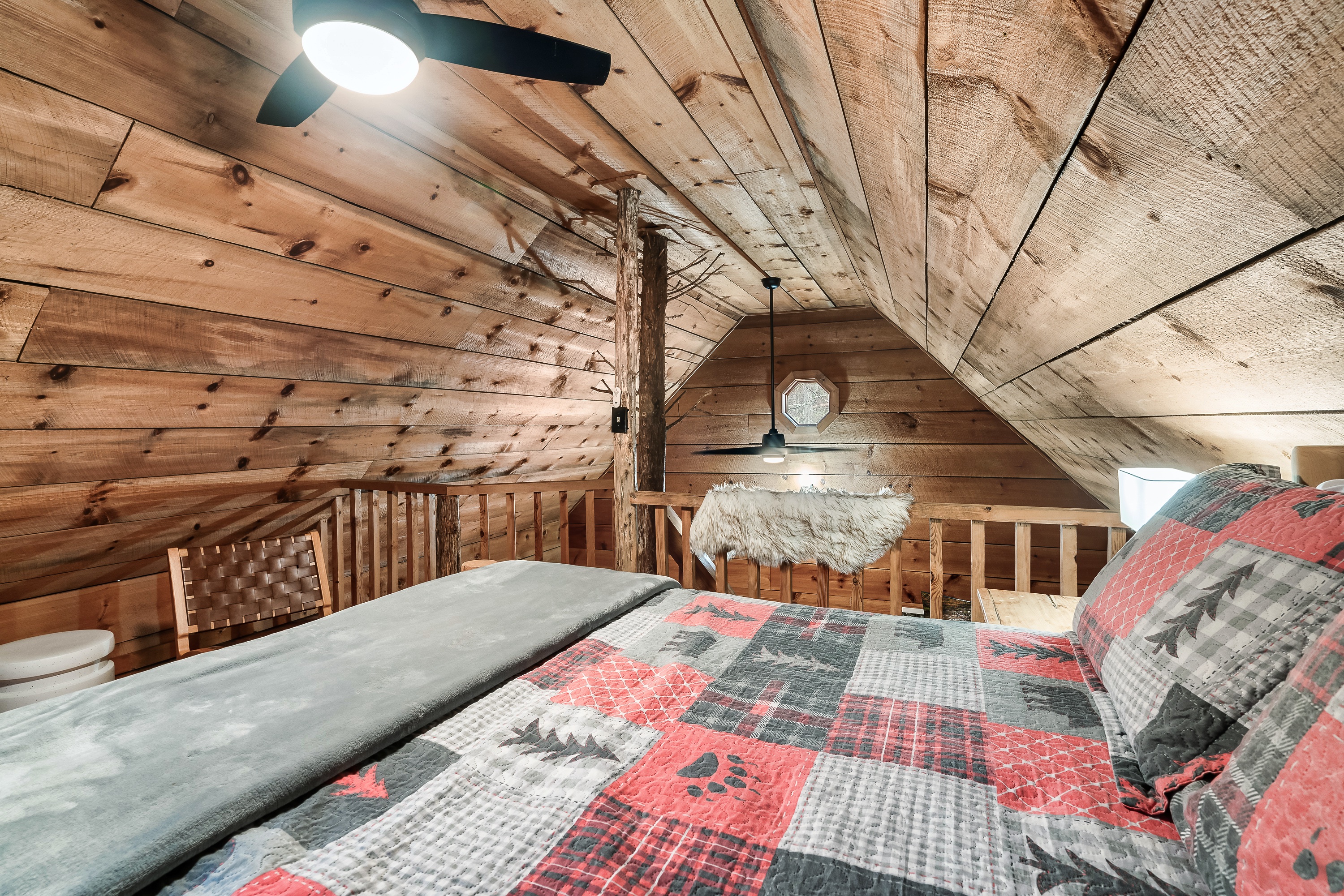 Upstairs loft with extra sleeping space