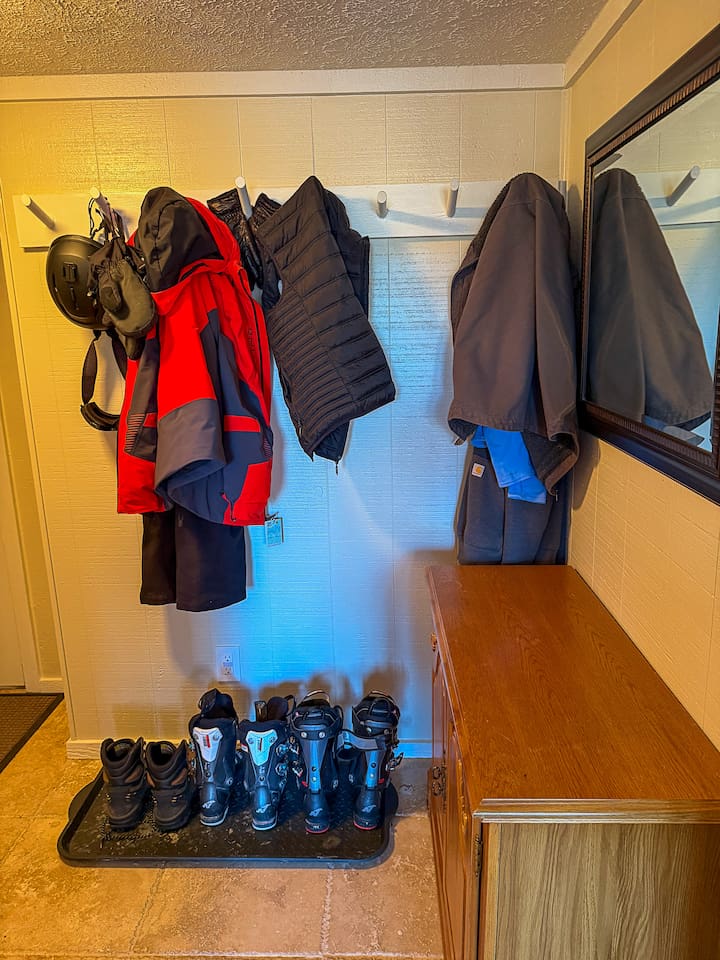 Entry dirty room for ski gear or golf clubs