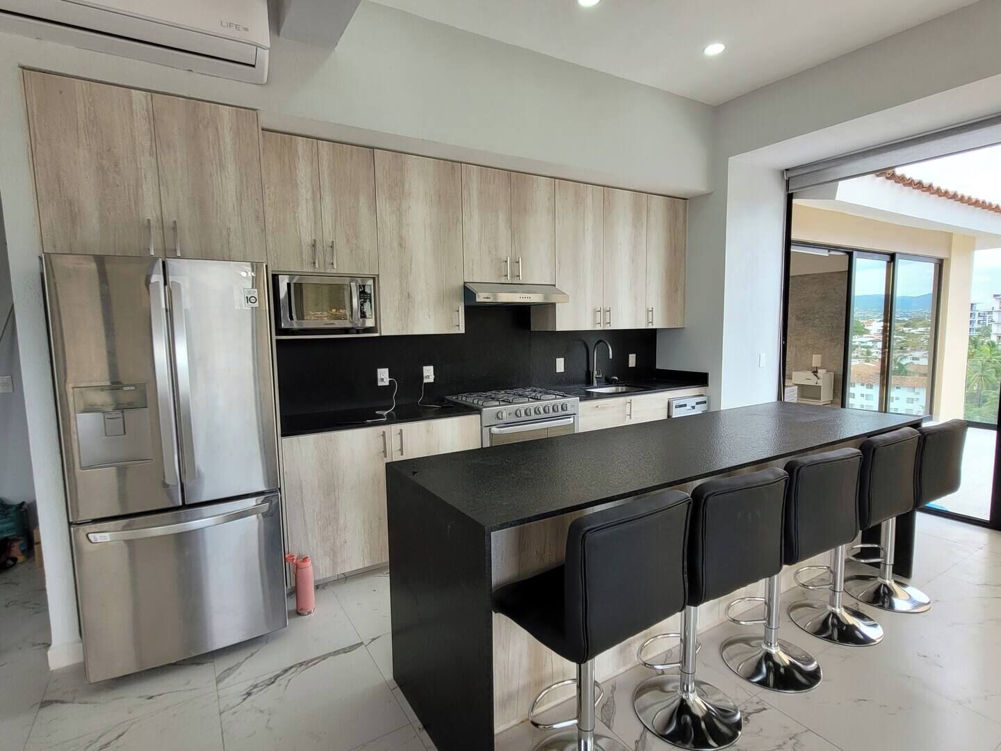 Large open space fully equiped kitchen with sitting bar. Fridge with filtered water.
