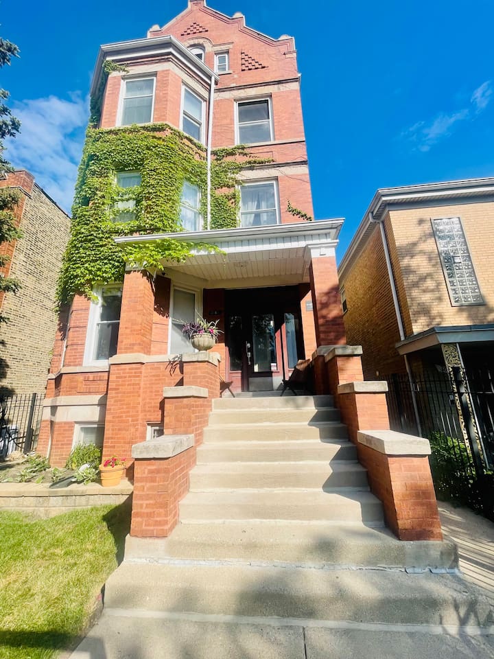 Front steps leading to the classic Chicago brick building antrance.