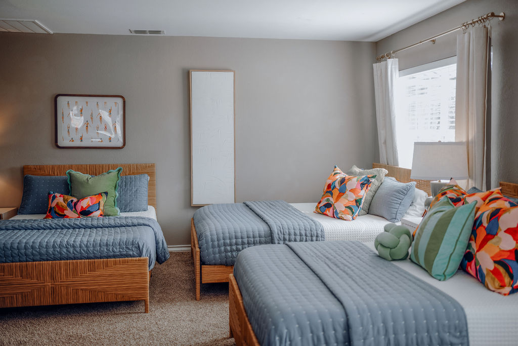 2 Queen and 3 Full Beds