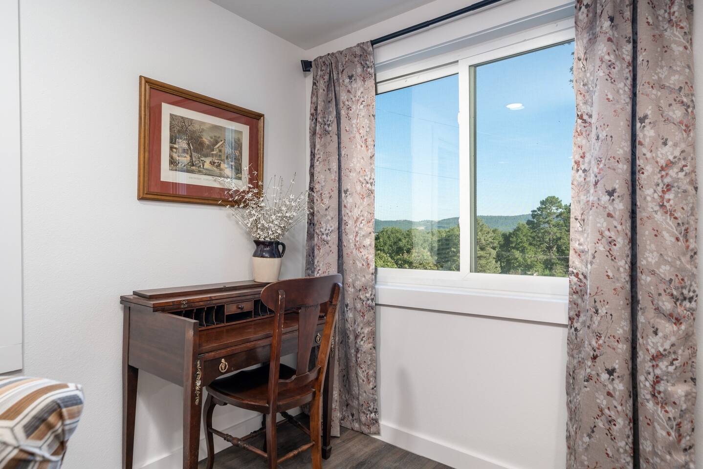 Antique desk High speed WIFI AVAILABLE