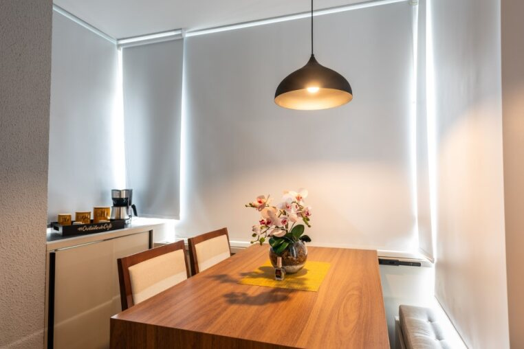 Ambiente aconchegante com blackout total e iluminação suave — ideal para jantar com privacidade ou trabalhar com foco.