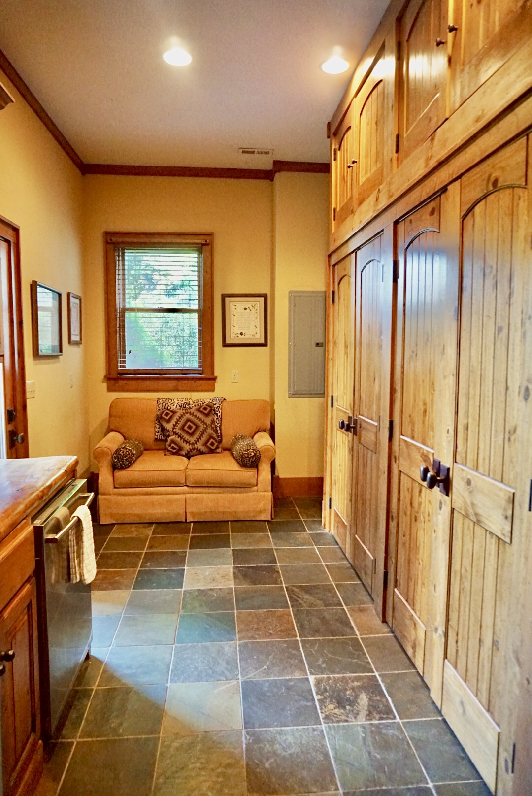 Cozy corners and charming details. Discover the magic of our rentals.