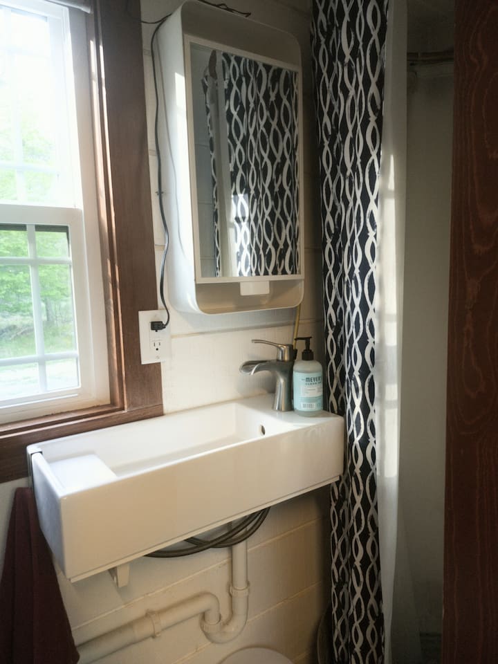 The bathroom has an eco friendly composting toilet! It is easy to use, and clear instructions are posted beside it. 