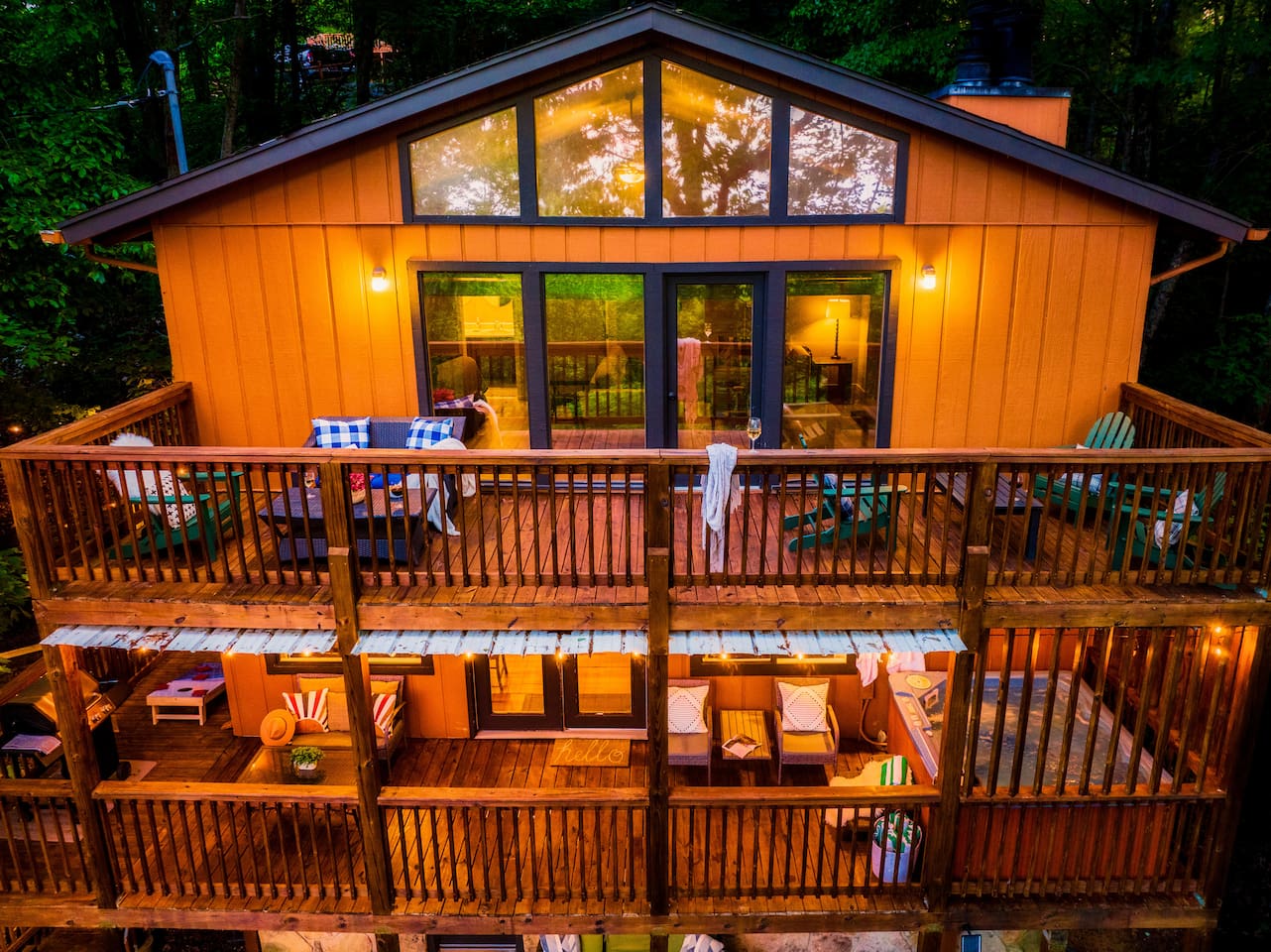 Our charming Smokies retreat is an ideal mountain getaway. Just 3 mins to activities at Ober Gatlinburg.