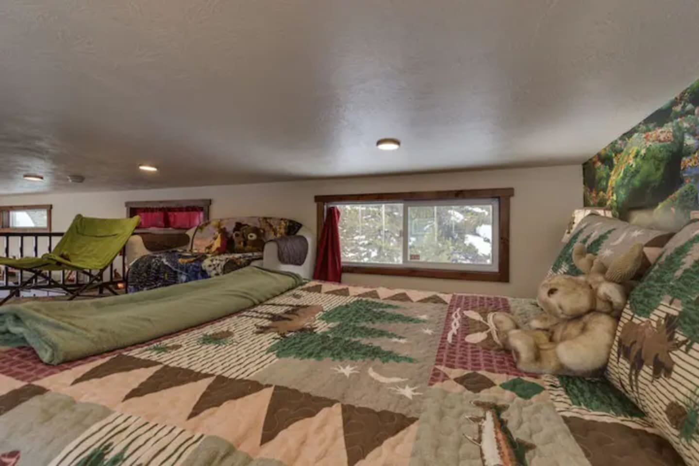 2nd bedroom-open loft with low ceilings-great for kids