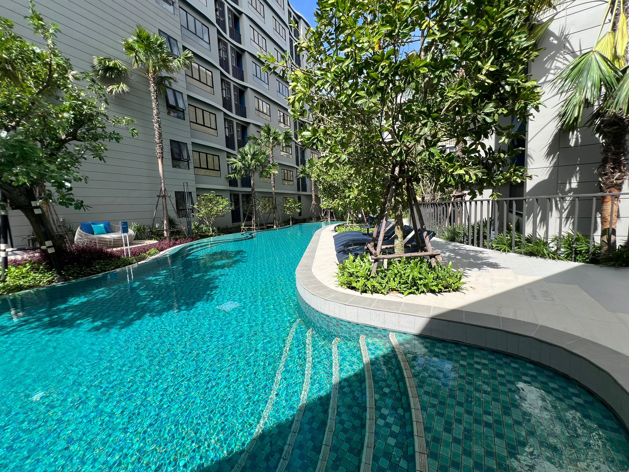 The swimming pool is divided into dedicated zones. Lap Pool: A 35-metre-long pool. Kids’ Pool: Featuring an overflowing water curtain of endless fun for the entire family. Relaxation Pool: Set beneath the shade of sprawling trees. 