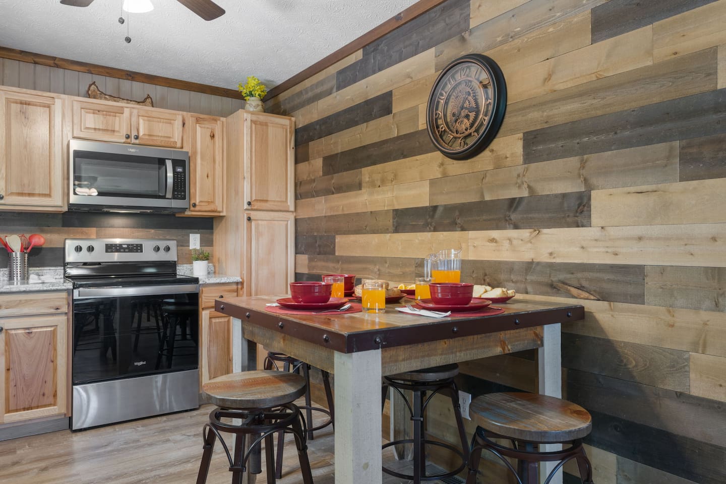 Dining area in the kitchen seats 4