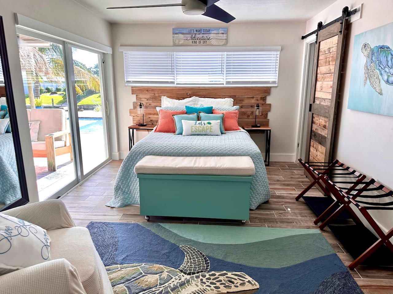 Turtle Room, Primary bedroom with en-suite bathroom