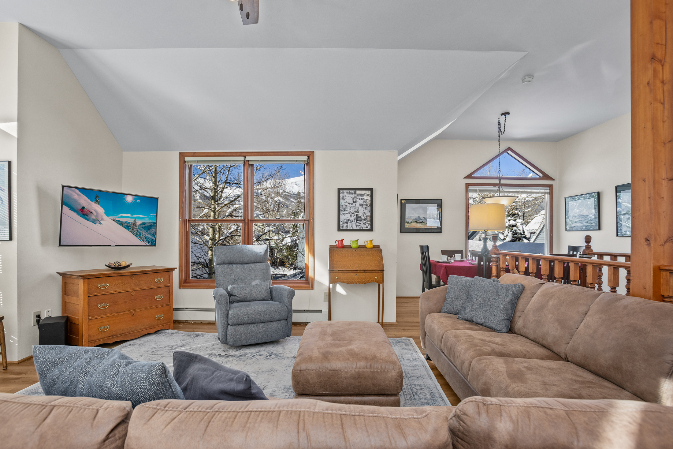 Living Room w/ HDTV