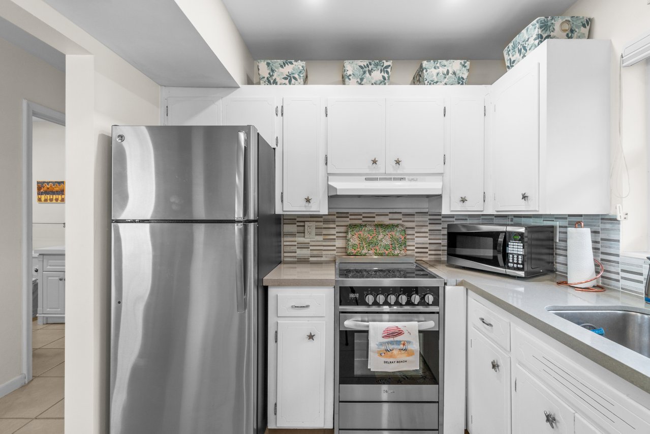 Stainless appliances, fully stocked kitchen