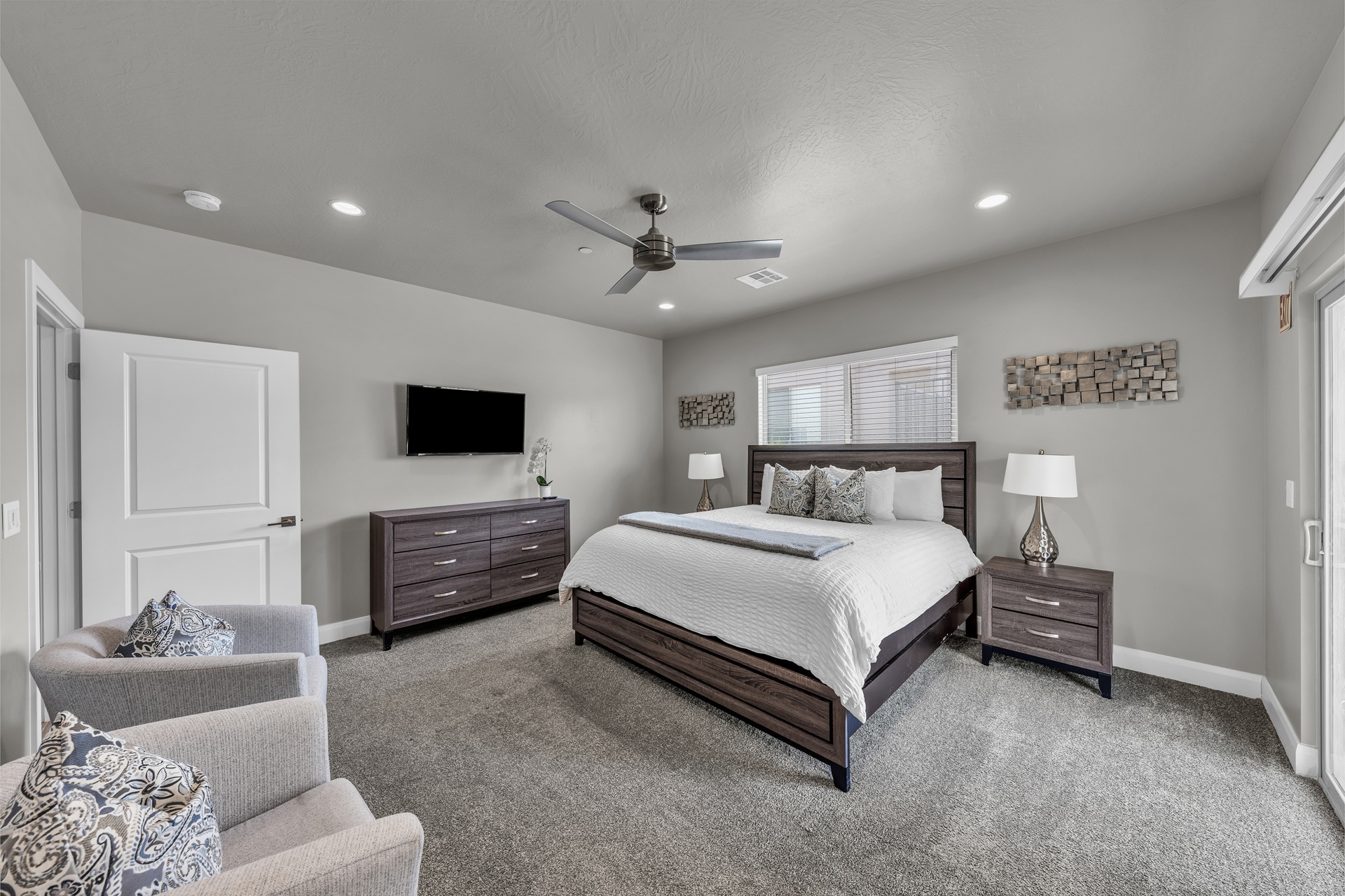 King suite w/ smart TV & seating