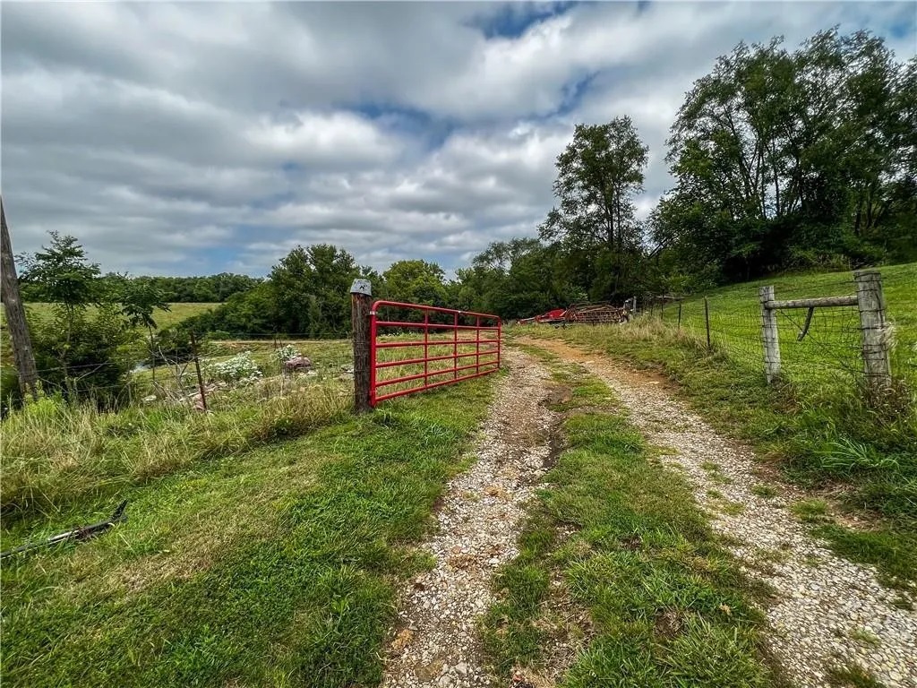 This peaceful drive marks the beginning of your country getaway. Surrounded by open land and fresh air, it’s the perfect transition from busy days to quiet moments.